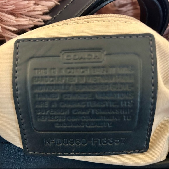 COACH : Good used condition- shoulder bag navy blue and white. - Picture 9 of 13